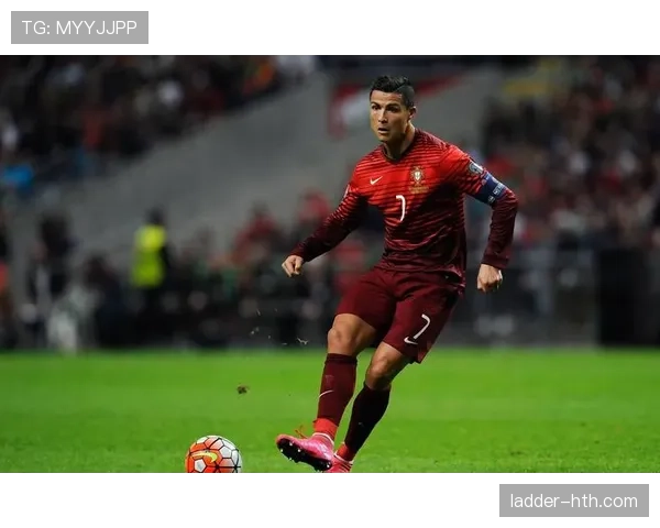 C罗凭借卓越职业态度展现坚韧精神,赛场状态回暖引发广泛关注 C罗凭借卓越职业态度展现坚韧精神,赛场状态回暖引发广泛关注