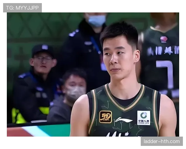 郭昊文拎着菜回家，包比菜贵，路人表情秒变