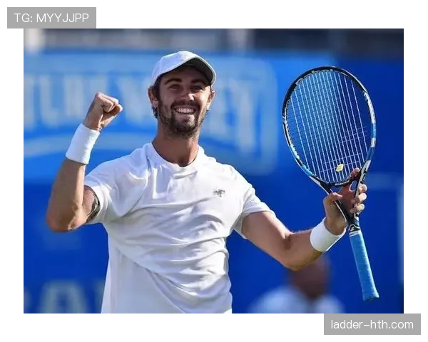 乔丹·汤普森训练完直接啃鸡腿？这自律和放纵切换也太丝滑了