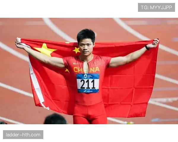 苏炳添训练完喝蛋白粉的样子，像极了我熬夜赶PPT后灌咖啡